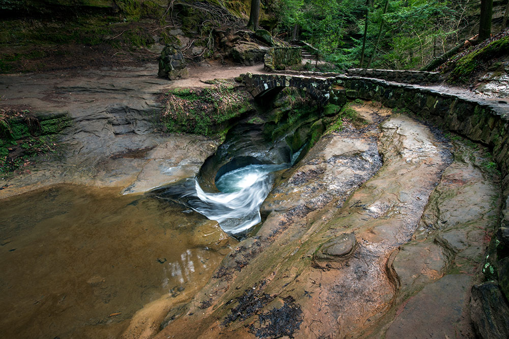 What is the Devil’s Bathtub in Hocking Hills?